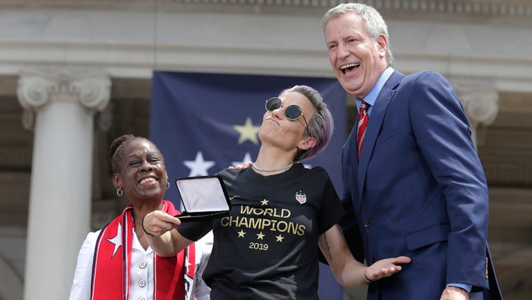 Megan Rapinoe se toma foto con el alcade de New York Bill de Blasio