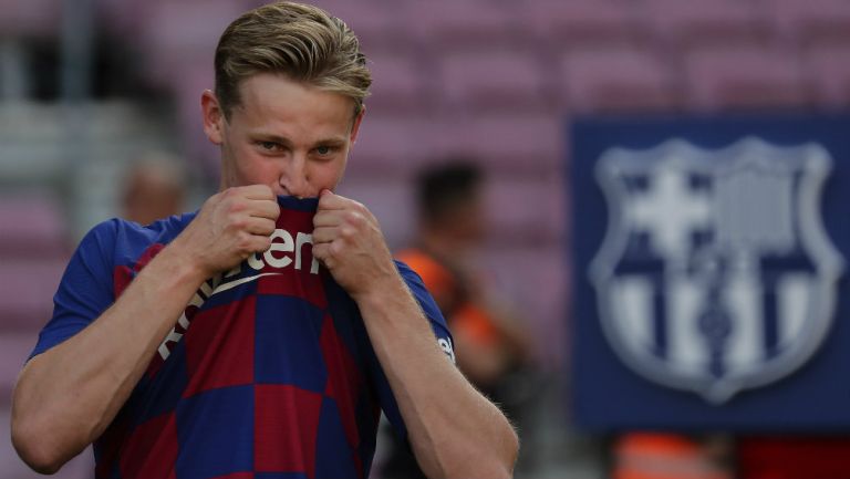 De Jong besa el escudo del Barcelona durante su presentación