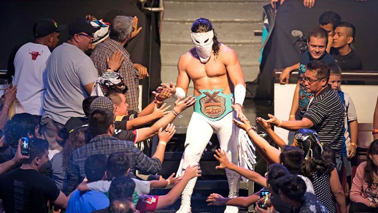 Bandido hace su entrada al ring con Triple A