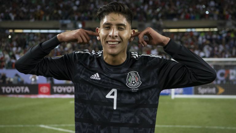 Edson Álvarez en un partido con el Tri