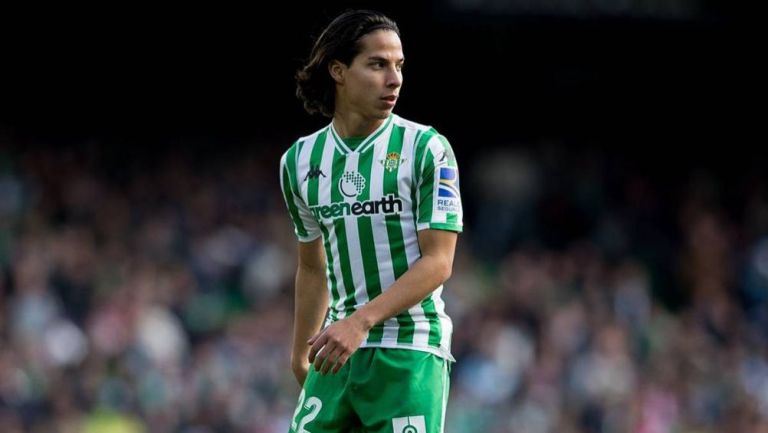 Diego Lainez en partido con el Betis