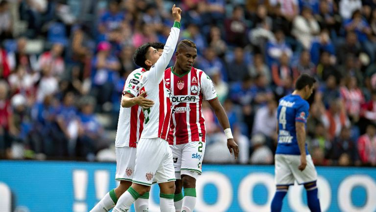 Jugadores de Necaxa celebran anotación contra Cruz Azul