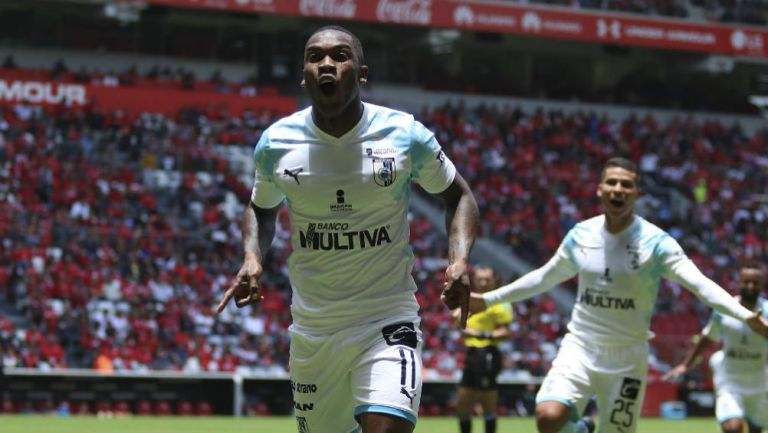 Fabián Castillo festeja gol ante Toluca