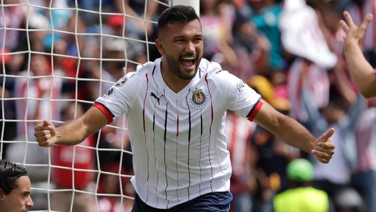 Hedgardo Marín celebra un gol con Chivas