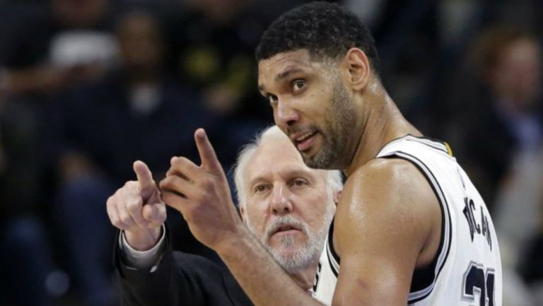 El entrenador de los Spurs, Gregg Popovich, habla con Tim Duncan