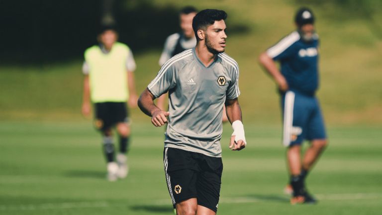 Raúl Jiménez durante la práctica previa al partido contra Crusaders