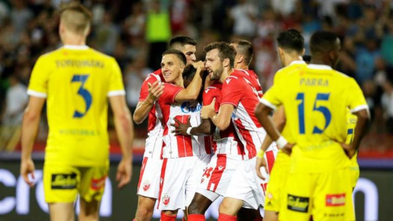 Jugadores de Estrella Roja festejan gol