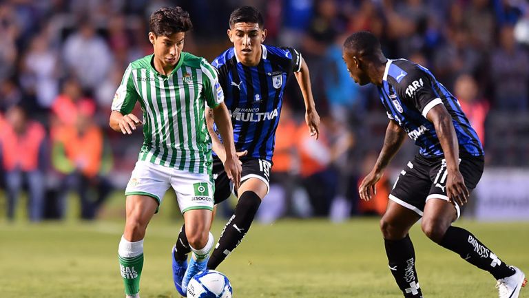 Diego Lainez conduce balón en juego contra Gallos