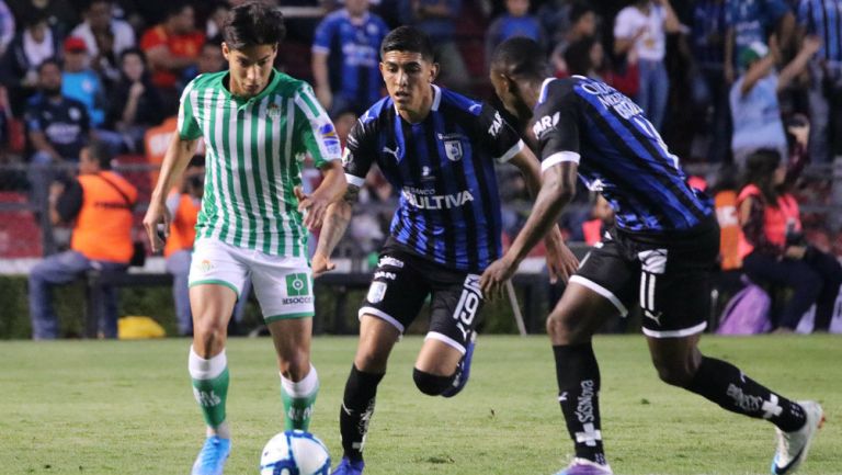 Diego Lainez ante la marca de dos defensas de Querétaro