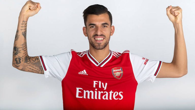 Dani Ceballos posa con la camisera del Arsenal 