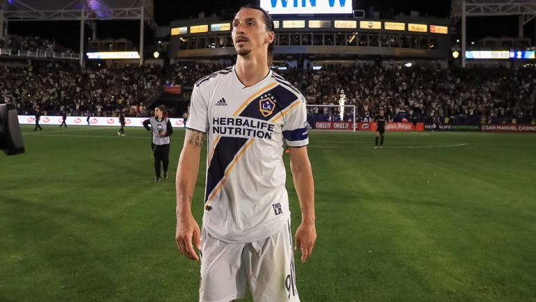 Zlatan Ibrahimovic durante un duelo con el Galaxy