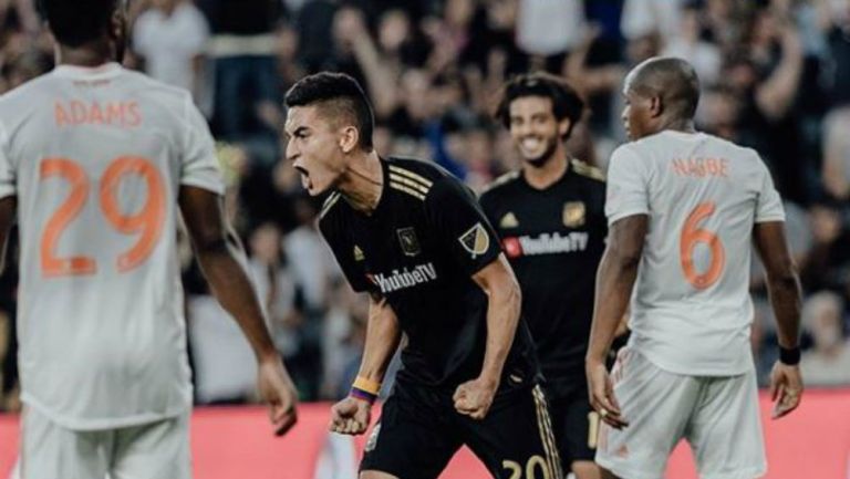 Jugadores del LAFC festejan un gol