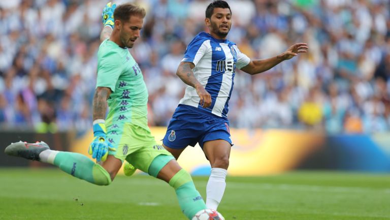 Tecatito Corona disputa un balón ante el Mónaco 