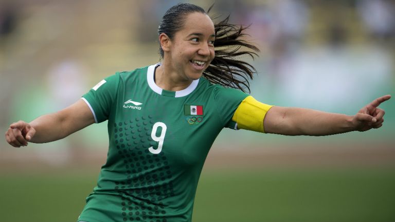 Charlyn Corral festeja un gol con México