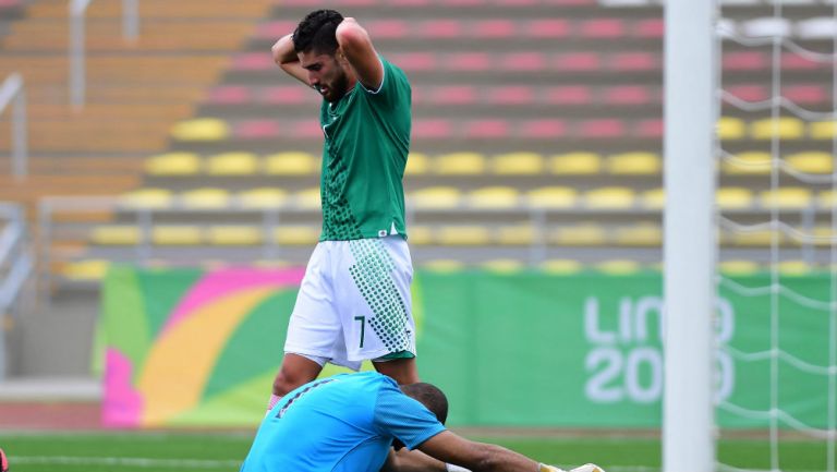 Jugador de México se lamenta tras fallar su remate en el arco rival