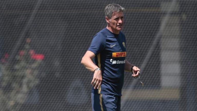 Míchel González en los entrenamientos de Pumas