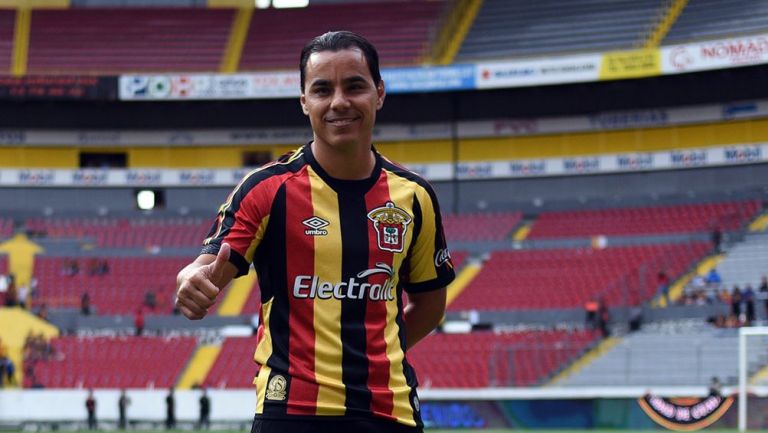 Omar Bravo en su presentación con Leones Negros