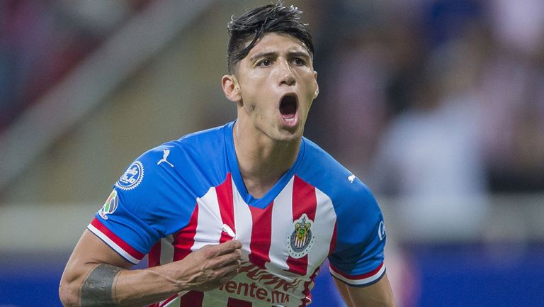 Alan Pulido festeja gol contra Tigres 