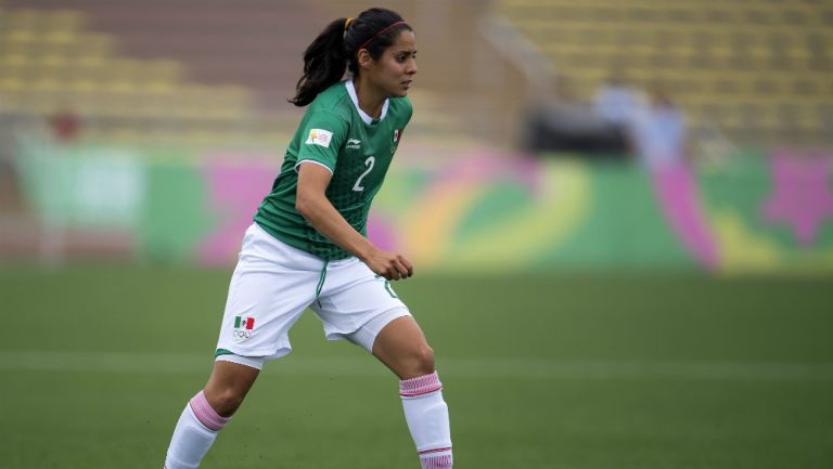 Kenti Robles durante un juego de la Selección Mexicana