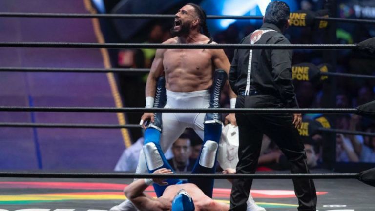 Dr. Wagner Jr., durante pelea con Blue Demon Jr. 