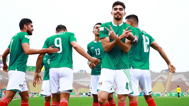 Jugadores del Tri celebran un gol contra Ecuador en Lima 2019