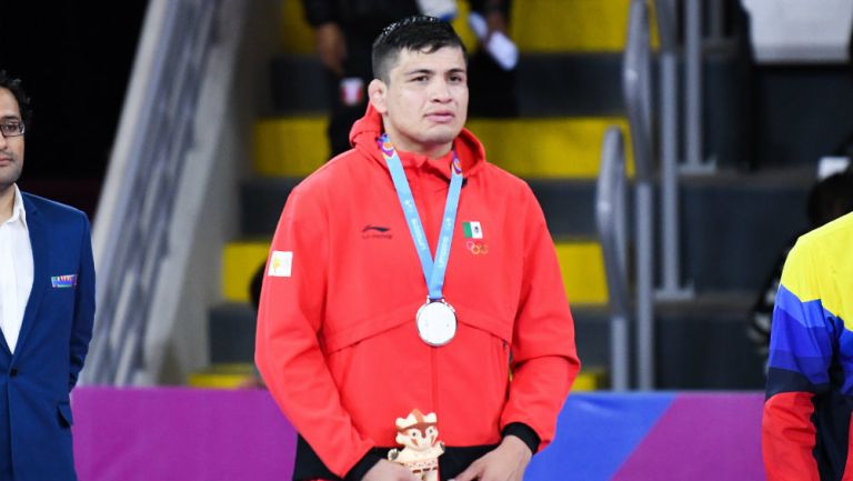 El mexicano Alfonso Leyva en el podio con su medalla de plata