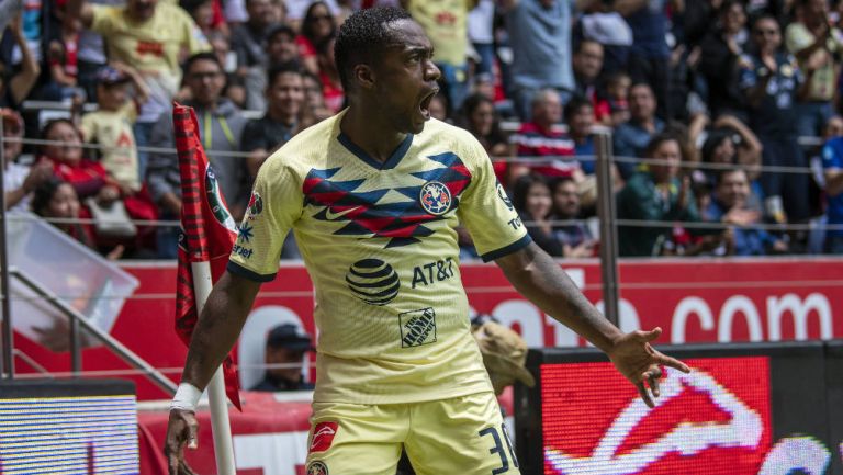 Renato Ibarra festeja un gol con el América