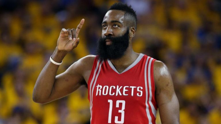 James Harden durante un partido con los Rockets