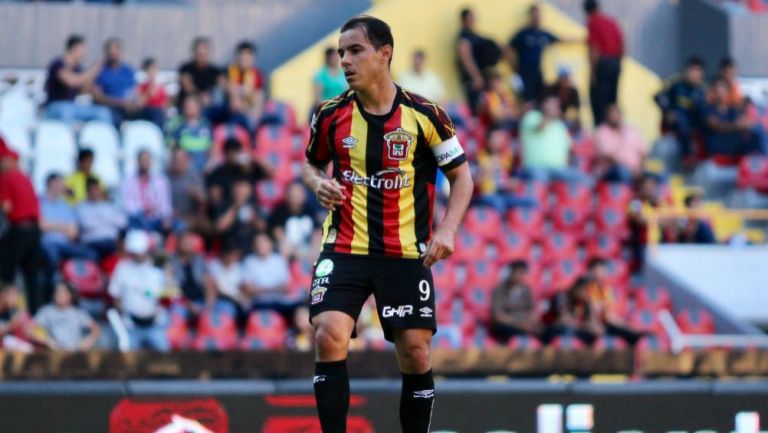 Omar Bravo, en un partido de Leones Negros