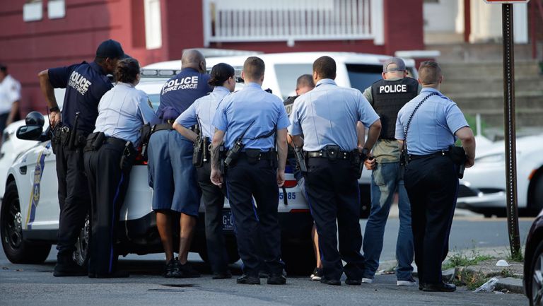 Policías durante el tiroteo en Filadelfia