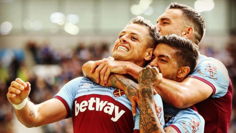 Chicharito Hernández en el festejo de su gol