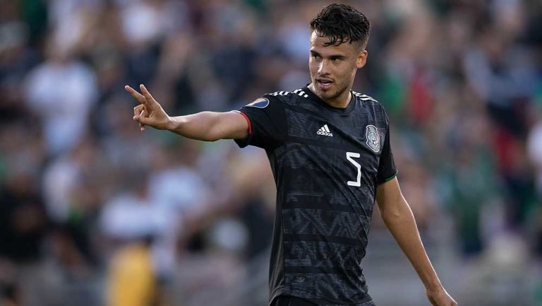 Diego Reyes durante un partido con la Selección Mexicana