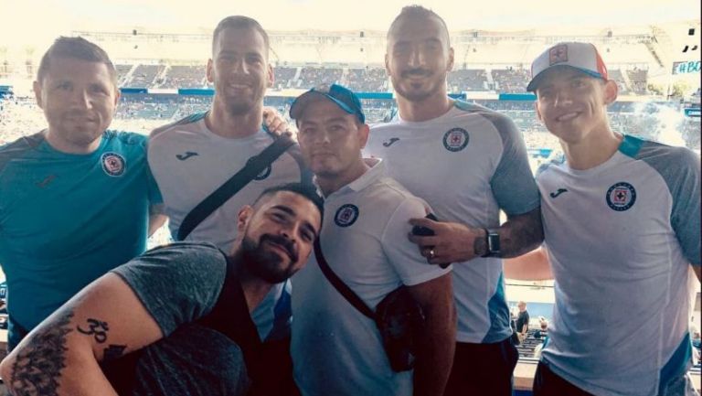 Jugadores de Cruz Azul en juego de Chargers