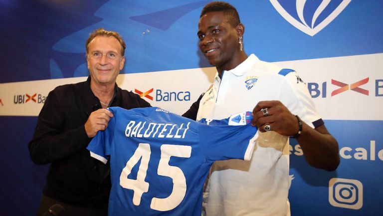 Mario Balotelli posando con la playera del Brescia en su presentación