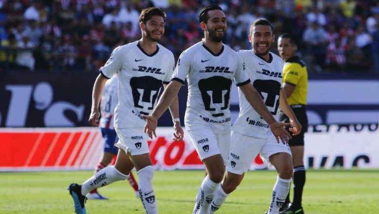 Luis Quintana festeja un gol con Pumas