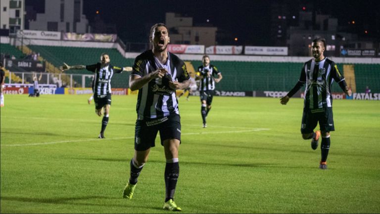 Jugadores del Figueirense durante un partido de la Liga brasileña