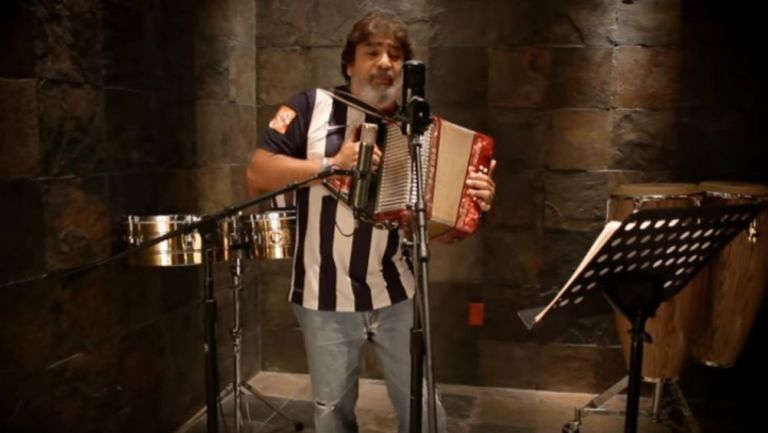 Celso Piña, con la playera de Rayados