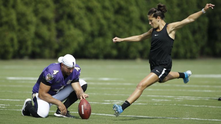 Carli Lloyd lleva a cabo su patada de 55 yardas