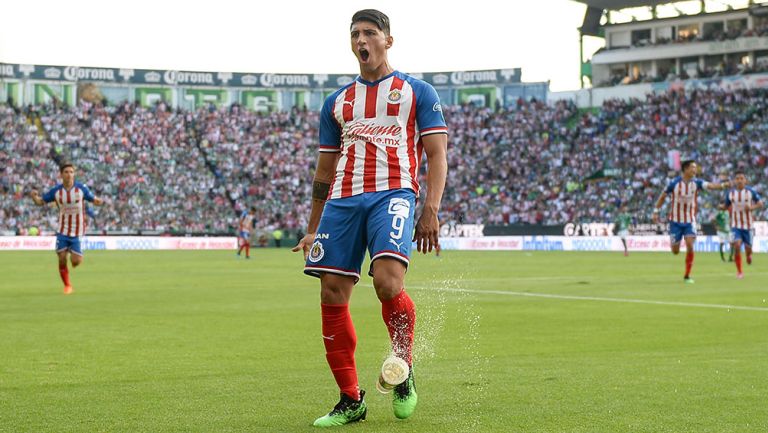 Alan Pulido festeja un gol con Chivas