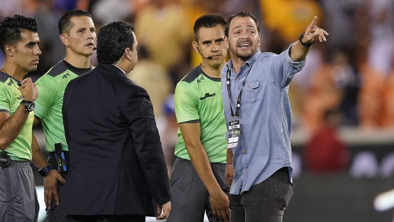 Santiago Baños le reclama al cuerpo arbitral del duelo vs Tigres