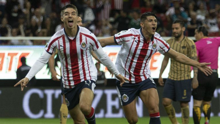 Isaac Brizuela festeja un gol con Chivas