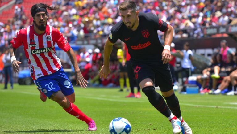 Héctor Herrera durante un duelo con el Atlético de Madrird