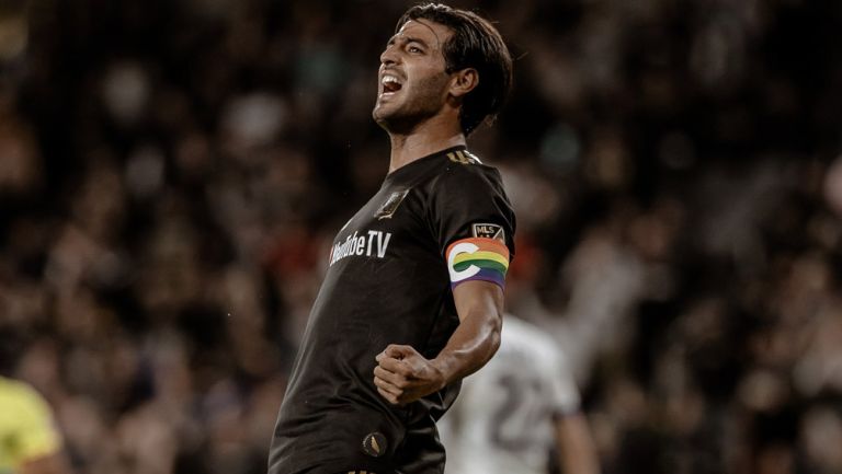 Carlos Vela celebra una anotación con LAFC