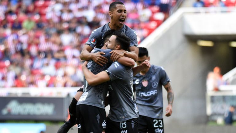 Necaxa celebra una anotación frente a Chivas 