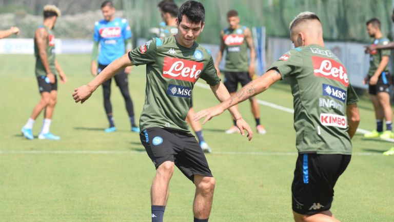 Hirving Lozano durante una práctica con el Napoli