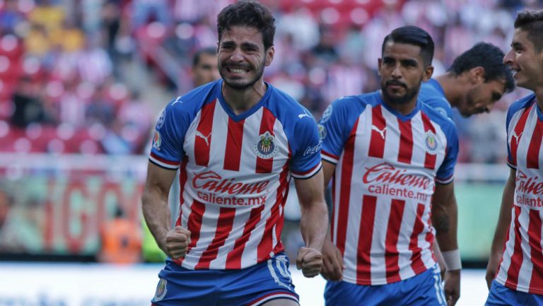 Pollo Briseño festeja un gol con Chivas