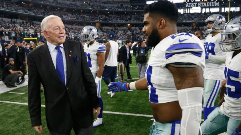 Jerry Jones y Ezekiel Elliott tras un juego de Dallas