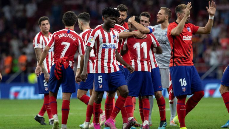 Héctor Herrera celebra con sus compañeros la victoria del Atlético de Madrid ante el Eibar