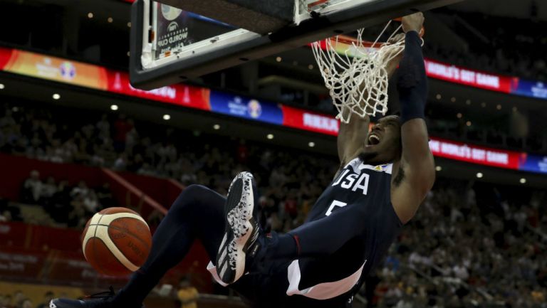 Donovan Mitchell clava el balón durante el partido