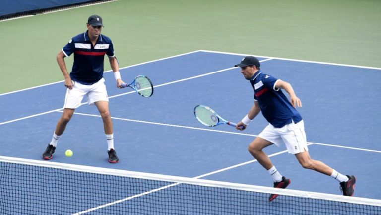 Mike Bryan (izquierda) junto a su hermano Bob Bryan